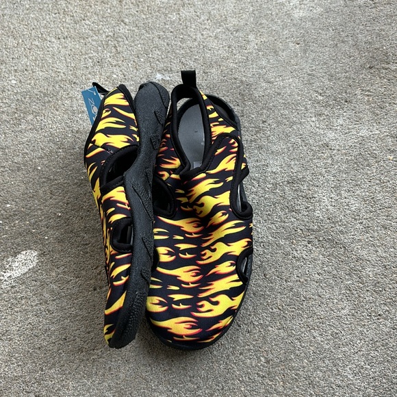 NWT Zoogs Black Water Beach Shoes Velcro Close Flame Design open Heel Boys 3 - Picture 1 of 12